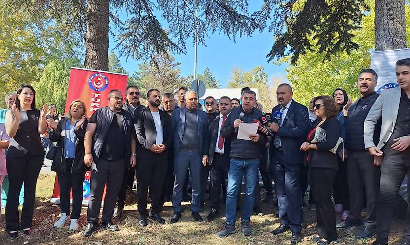 Erciyes Üniversitesi'nde sağlık işçileri bankaların promosyon teklifini protesto etti